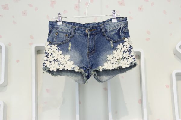 Laço de flores quebrados shorts jeans